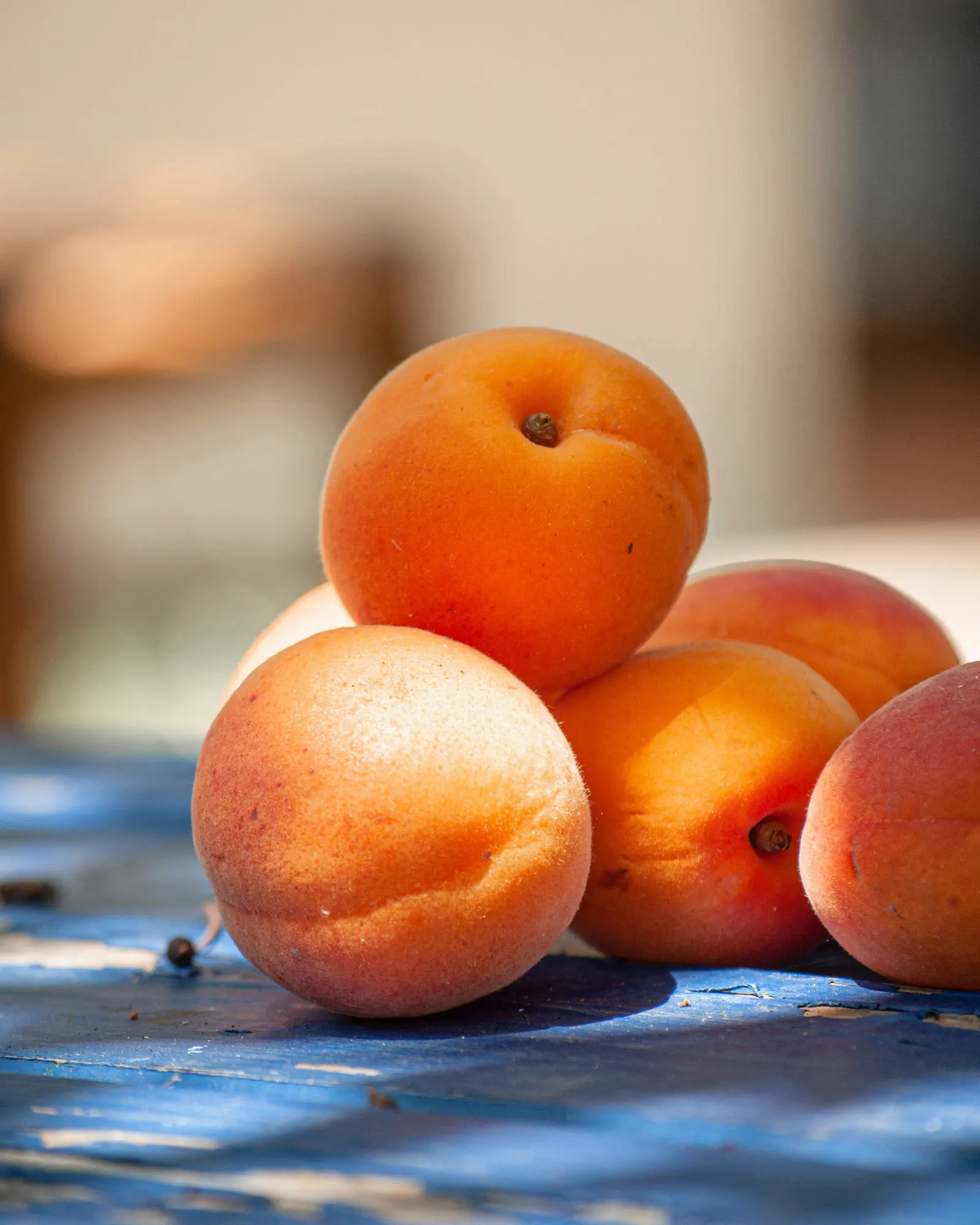 A photo of apricots to help with the penmanship accent analogy.